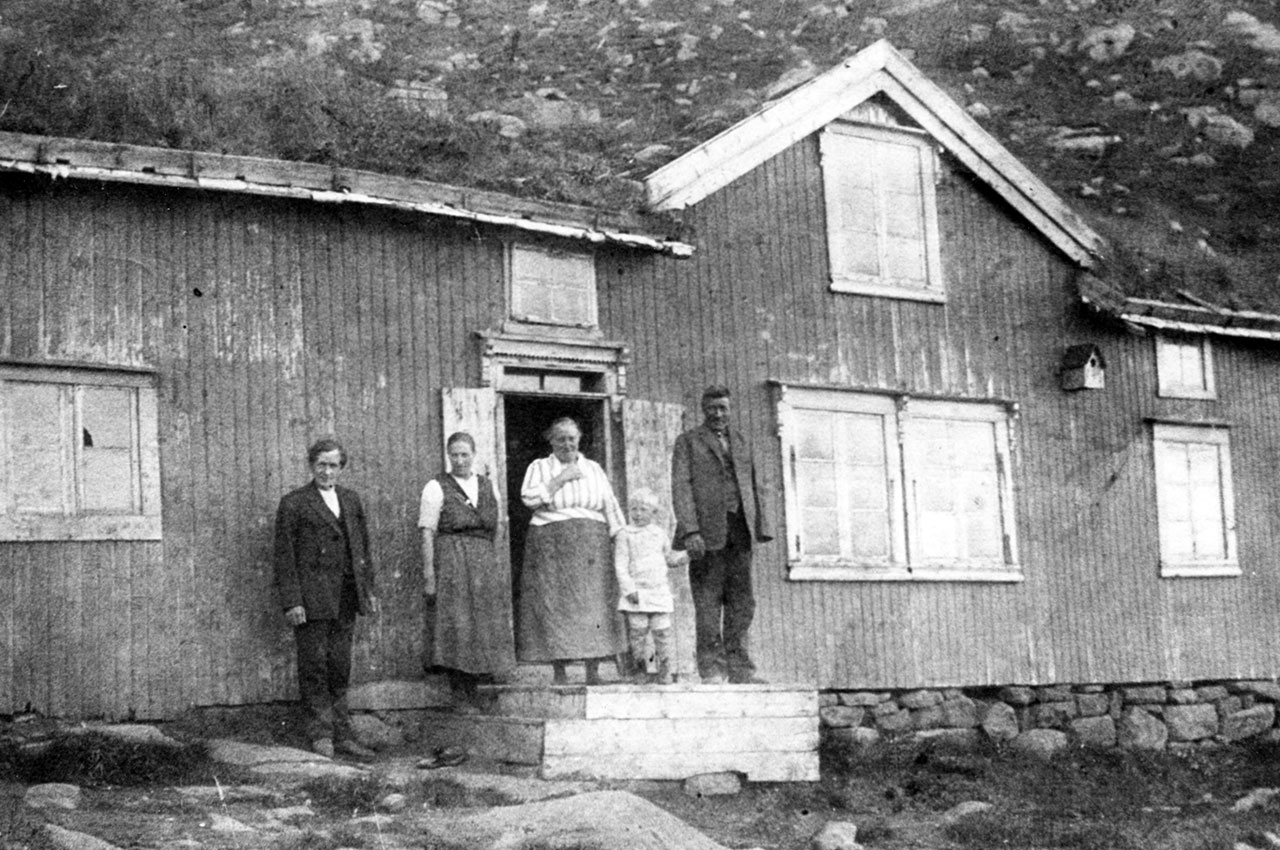 Hedvald, Gudrun, Petra, Hårek og Markus Stokkvik. Flyttet derfra 7. oktober 1931.